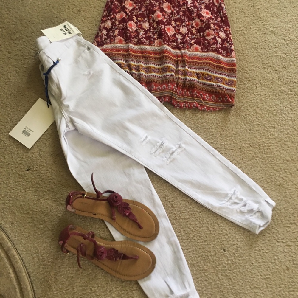 Women junior white crop jean.